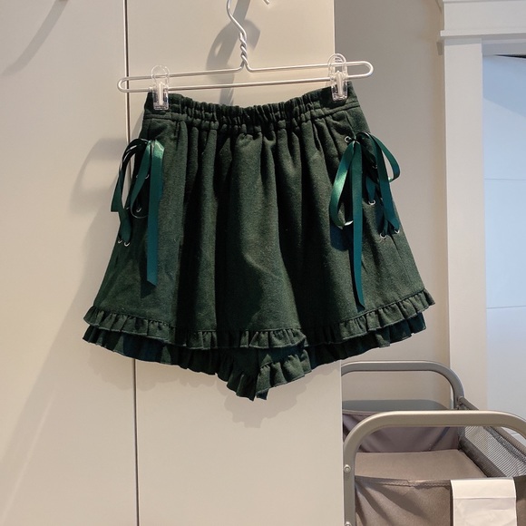 NEW SHORTS - Picture 2 of 4